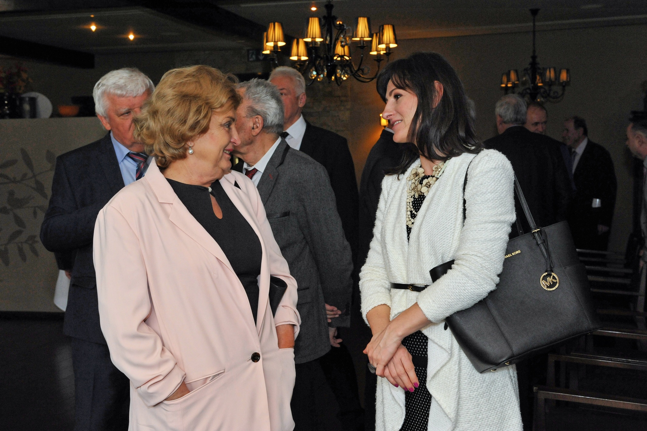 Prof. A. Kalašová zo Žilinskej univerzity v rozhovore s laureátkou Mierovej ceny zo Slovenska 2015 za rok 2016 M. Babčanovou, ktorá pôsobí v USA.