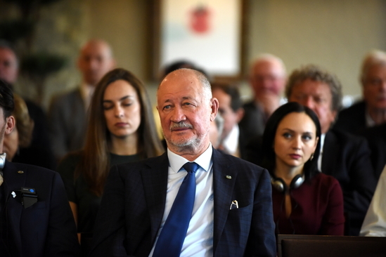 Krátko pred začiatkom 120. riadneho zhromaždenia A. E. Yunitskiy. Za ním dve spolupracovníčky z medzinárodného kolektívu SKY WAY. Do Bratislavy s ním pricestovali spolupracovníci a ich partneri z Bieloruska, Estónska, Litvy, Lotyšska, Ruska, ale aj zo Slovenska.