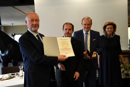 Vedec A. E. Yunitskiy s osvedčením o udelení dvanástej Mierovej ceny zo Slovenska 2015 za rok 2017. Odovzdali mu ho spolu s plaketou zo zlata a striebra členovia Medzinárodného mierového výboru P. Hrinko, podpredseda výboru združenia, J. Gabriel, predseda výboru, a členka výboru T. Lovíšková.