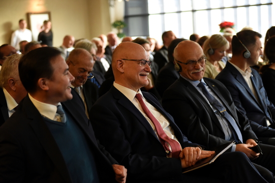 V strede ruský veľvyslanec A. Fedotov počúva komentár P. Kasalovského o požiadavkách francúzskeho hnutia Žlté vesty