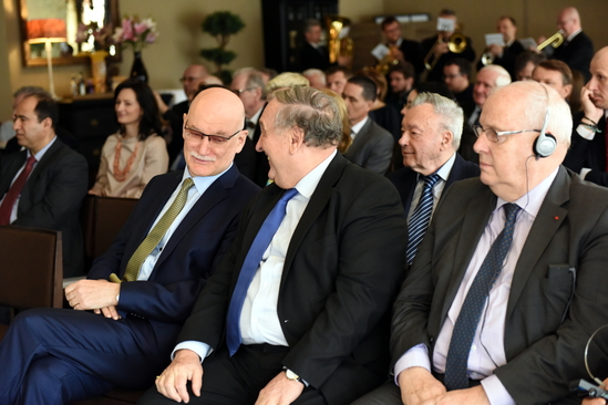 Jacques Hogard vpravo, len Club de Meilleurs, prezident zdruenia AME France, veda neho v rozhovore P. Mihk s ruskm vevyslancom A. Fedotovom