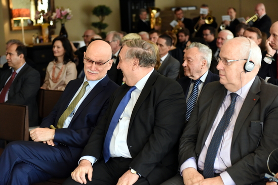 Jacques Hogard vpravo, člen Club de Meilleurs, prezident združenia AME France, vedľa neho v rozhovore P. Mihók s ruským veľvyslancom A. Fedotovom