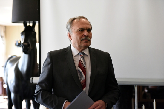 Prof. MUDr. Bruno Rudinský, PhD, vynikajúci spinálny neurochirurg, keď znela na jeho počesť slávnostné fanfáry