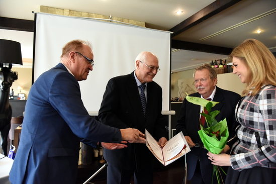 Chateau Selešťany a jeho tvorca MVDr. Gabriel Karlin si prevzal od predstaviteľov združenia P. Kasalovského a J. Gabriela Zlatý biatec za rok 2018 Za obnovu životného prostredia - krajinotvorbu na ploche 50 hektárov a za produkciu vlastných pravých ovocných destilátov a kyticu mu odovzdala jeho dcéra Kristína