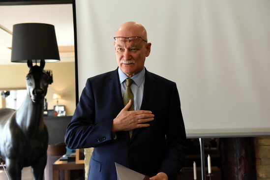 Ruský veľvyslanec A. Fedotov ďakuje združeniu za poctu vo forme Zlatého biatca a o niekoľko minút sa vyznáva zo vzťahu k Slovensku