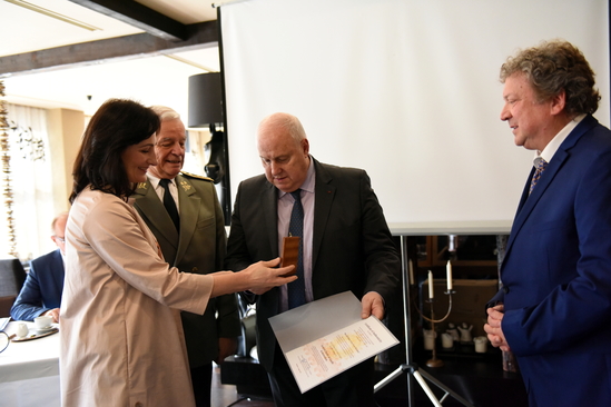 J. Hogard preberá Mierovú cenu zo Slovenska 2015! za rok 2018 gen. Charlesa de Gaulla in memoriam od laureátky tejto pocty za rok 2016 M. Babčanovej, genmjr. S. Naďoviča a prezidenta Lisztovej spoločnosti M. Demku.