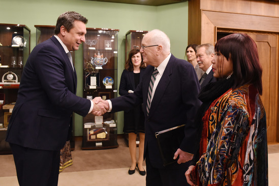V predvečer slávnostného 125. zhromaždenia združenia Neformálne ekonomické fórum Hospodársky klub a jeho Medzinárodného mierového výboru predseda Národnej rady SR A. Danko spolu s podpredsedníčkou vlády a ministerkou poľnohospodárstva a rozvoja vidieka SR G. Matečnou prijal veľvyslanca a prezidenta WFP K. M. Quinna s manželkou Le Son Quinnovou.