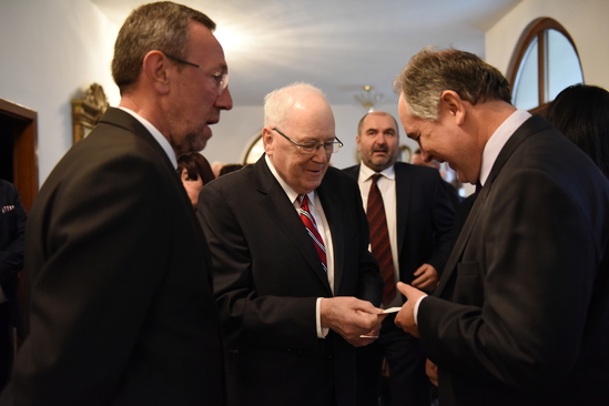 Krátko po príchode do Pálffyho paláca vo štvrtok 12. decembra K. M. Quinn si vymenil vizitky s prvým ministrom zahraničných vzťahov SR P. Demešom.