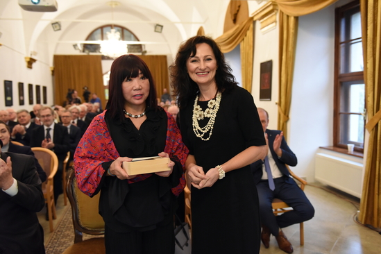Šperkárka M. Babčanová odovzdala šperk z rastlinnej slonoviny pani Le Son Quinnovej.