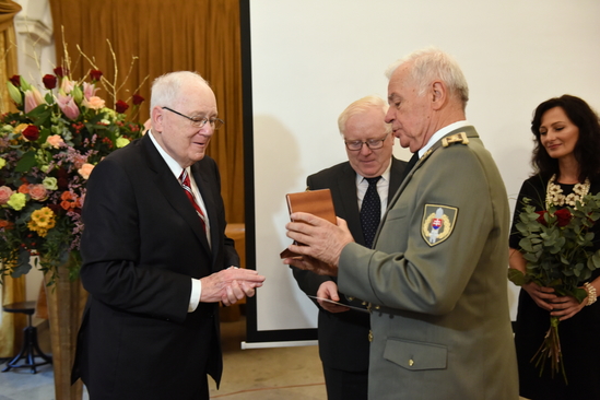 Mierovú cenu zo Slovenska 2015 za rok 2019 K. M. Quinn prijíma od členov Medzinárodného mierového výboru genmjr,. S. Naďoviča, prof. J. Masarika a M. Babčanovej.