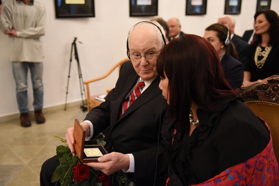 Bez komentra. Manelka Le Son Quinnov pri pohade na medailu Mierov cena zo Slovenska 2015...