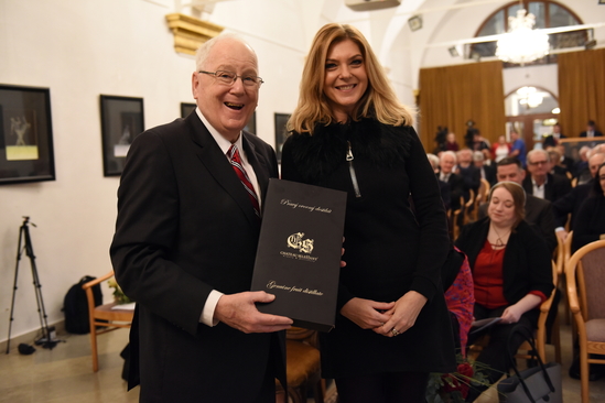 Veľvyslanec K. M. Quinn prijal dar združenia a Chateau Selešťany destilát z ostružiny malinovej nazývaný aj ružovým diamantom medzi destilátmi, ktorý dostal zlatú medailu na IX. Ročníku Zlatý destilát. Nekonzumuje však zo zdravotných dôvodov nijaké alkoholické nápoje ani potraviny s alkoholom, ale darom poteší svojich blízkych vo vianočnom čase.