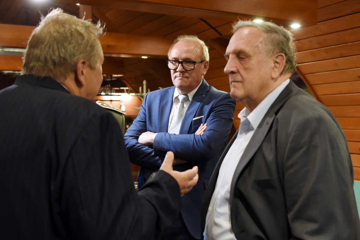 Skupinka to nebola, ale začiatok diskusie pánov P. Kasalovského, P. Mihóka, J. Gabriela a zakrytého genmjr. S. Naďoviča