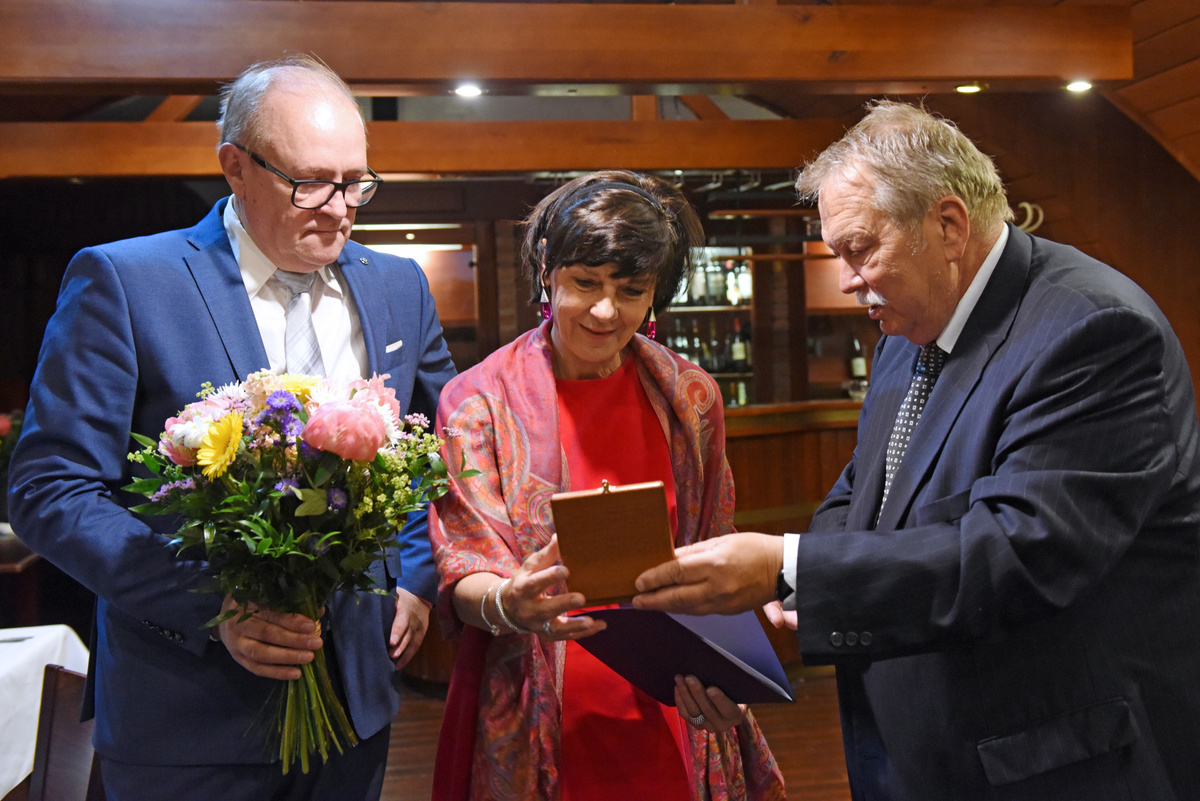 Mudr. Júlia Horáková, PhD si prevzala pred začiatkom priateľského stretnutia v poradí dvadsiatu Mierovú cenu zo Slovenska 2015 za rok 2020