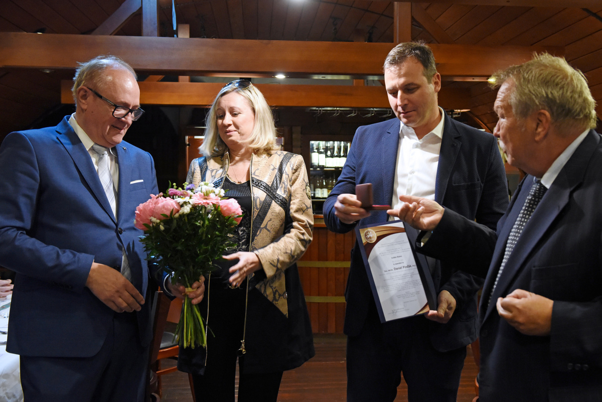 Prof. MUDr. Daniel Pinďák, PhD zvíťazil v ankete Zlatý biatec za rok 2020. So zlatou medailou sa podelí so svojou životnou partnerkou, ktorej patrí aj kytica združenia z ruk predsedu jehol výboru J. Gabriela