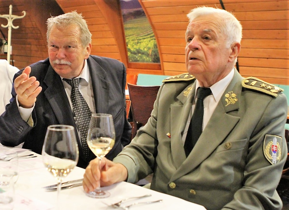 V diskusii P. Kasalovský: Som skeptik, ale presvedčujem sa, že je tu neuveriteľne veľa skvelých ľudí, ktorí udržujú pri živote šancu na začatie skutočnej transformácie. Napokon, prečol by u nás nemala platiť múdrosť grónskych eskimákov, že nič nie je nemožné....?