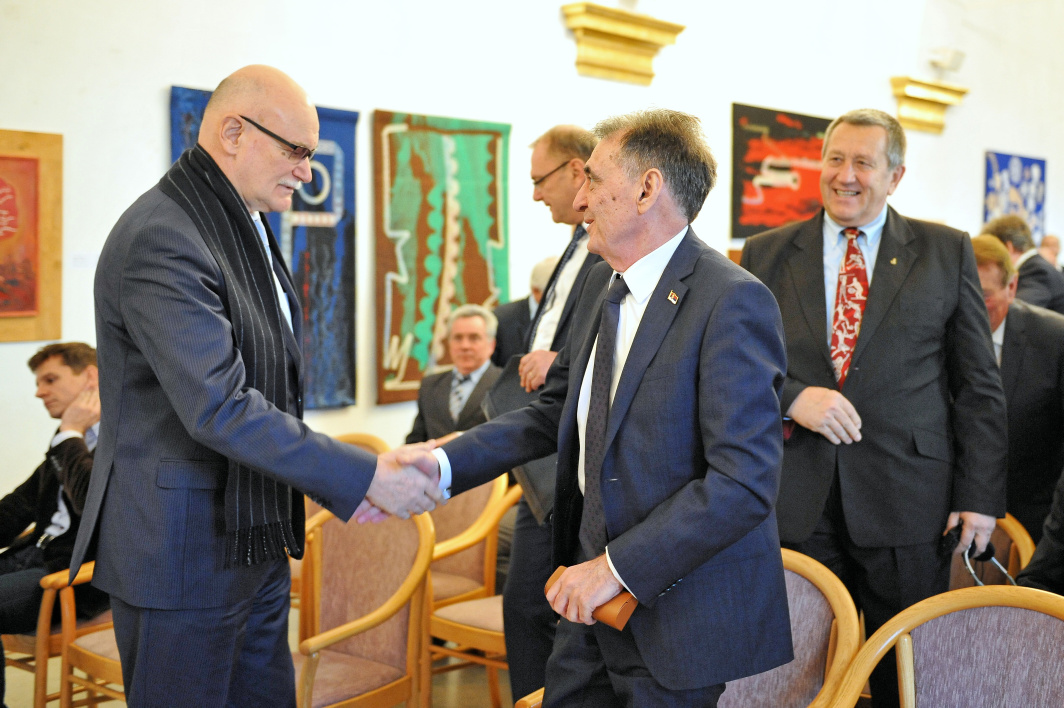 Na jeden�s� pozvan� diplomatick�m misi�m reagovala aj �tvorica ve�vyslancov a dvaja diplomati. Na sn�mke  rusk� ve�vyslanec A. Fedotov a srbsk� ve�vyslanec �. Dermaku.