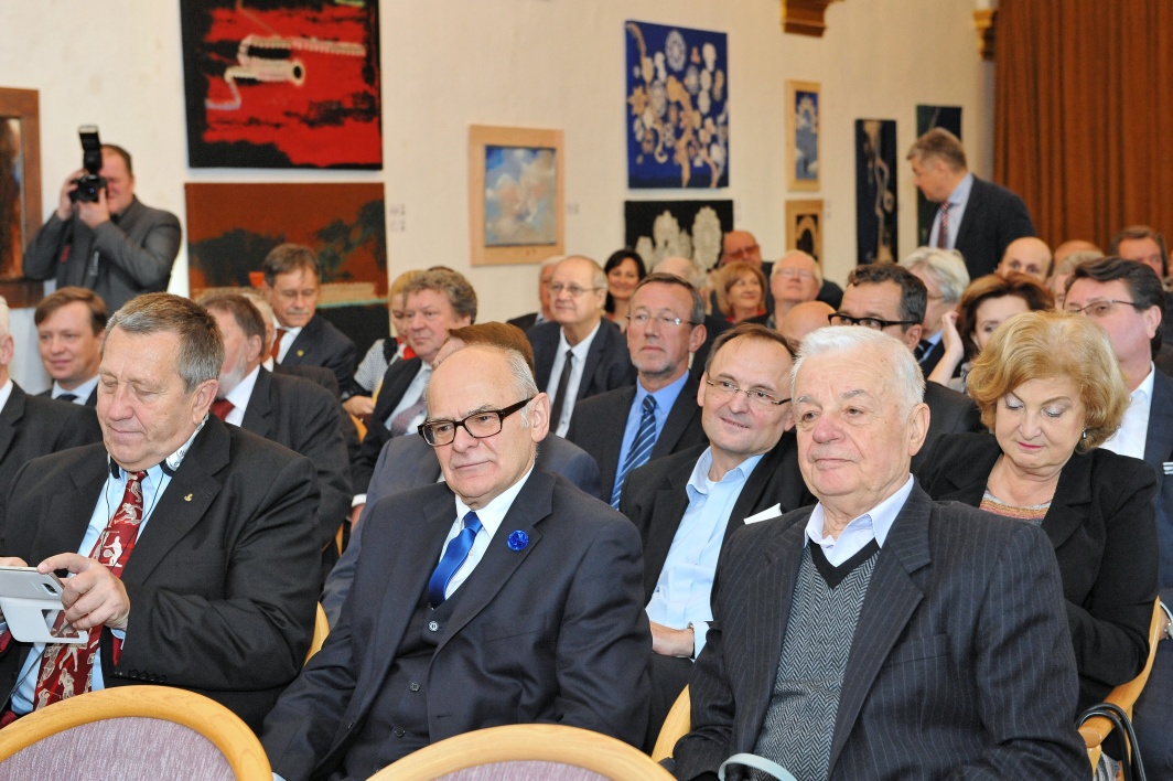 Sedemdesiatsedem �lenov a jeden�s� host� v o�ak�van� pr�hovoru predsedu NR SR A. Danku.