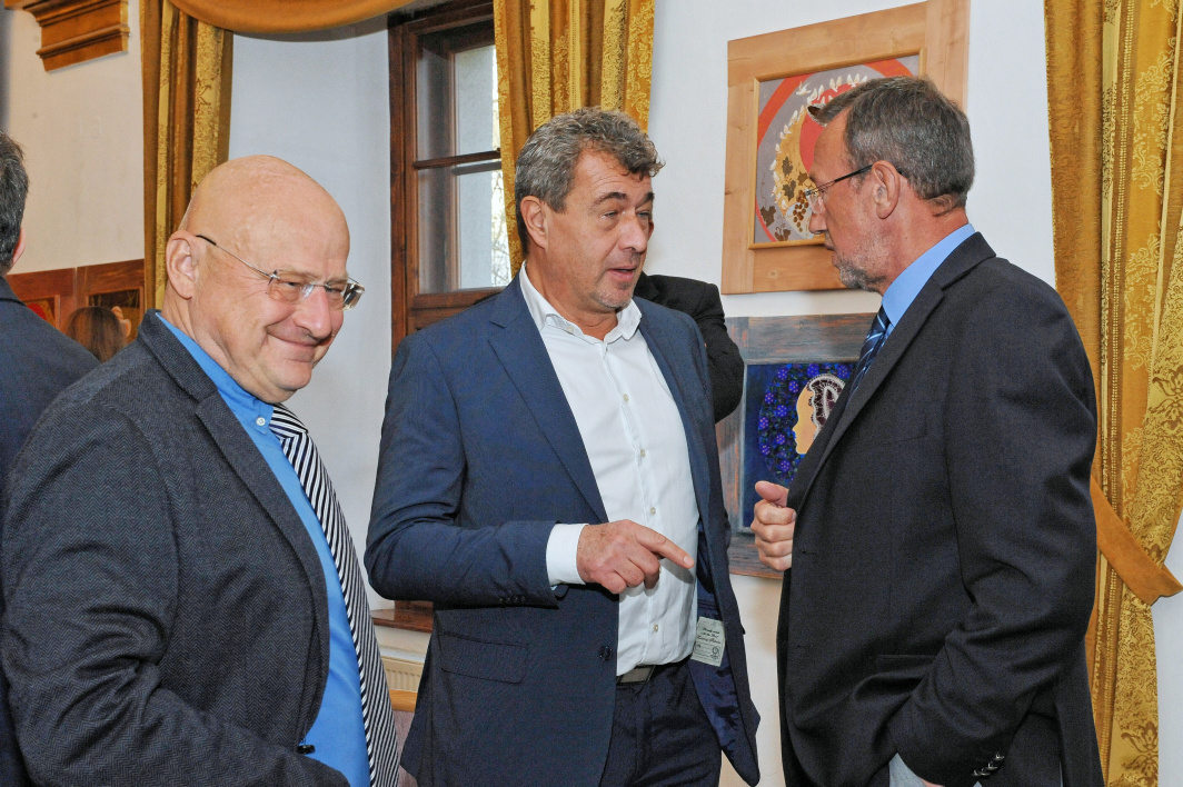 V priestoroch pal�ca sa vytvorilo nepl�novite nieko�ko troj�lenn�ch skupiniek. V prvej boli diplomati J. Bratko, M. Mus�l a finan�n�k V. Mas�r.