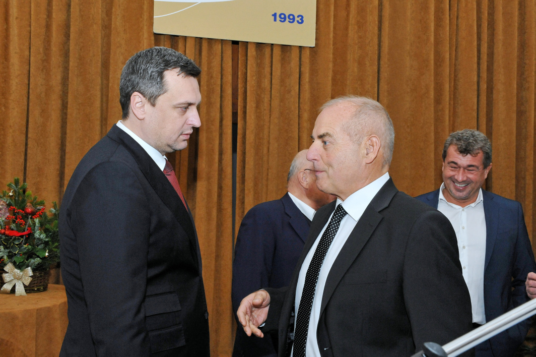 Hlavn� hos�, ale aj �len zdru�enia od roku 2012 Andrej Danko s predstavite�om Unipharmy T. Jur�kom.