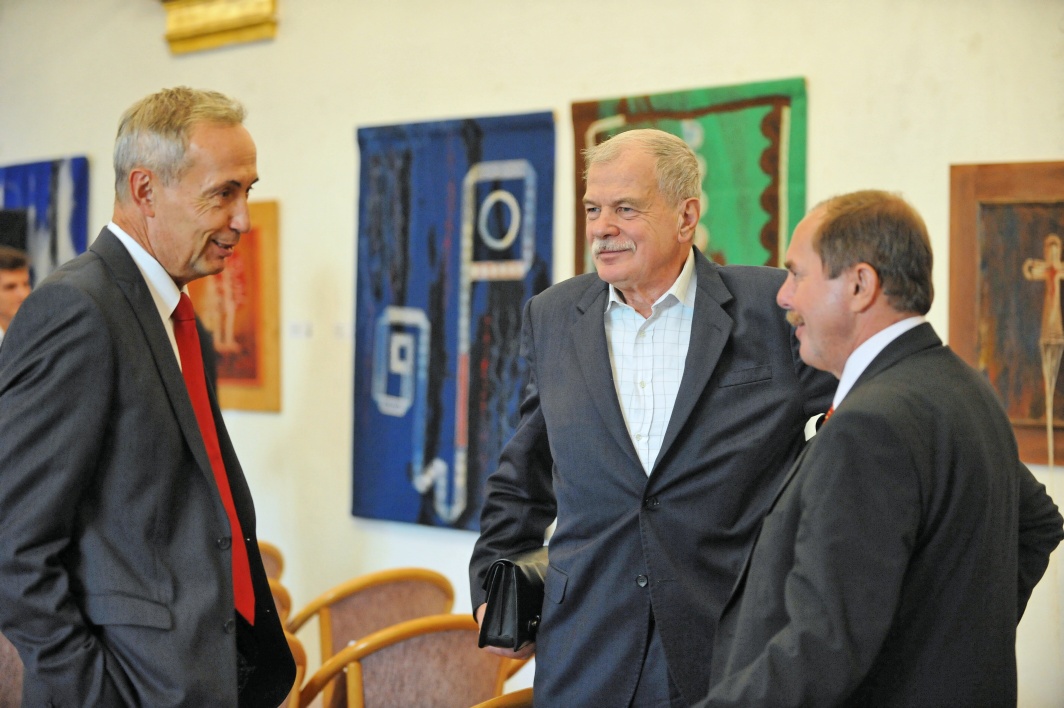 �al�ia trojica : podnikatelia �. Valach, L. Va�kovi� a P. Hrinko.