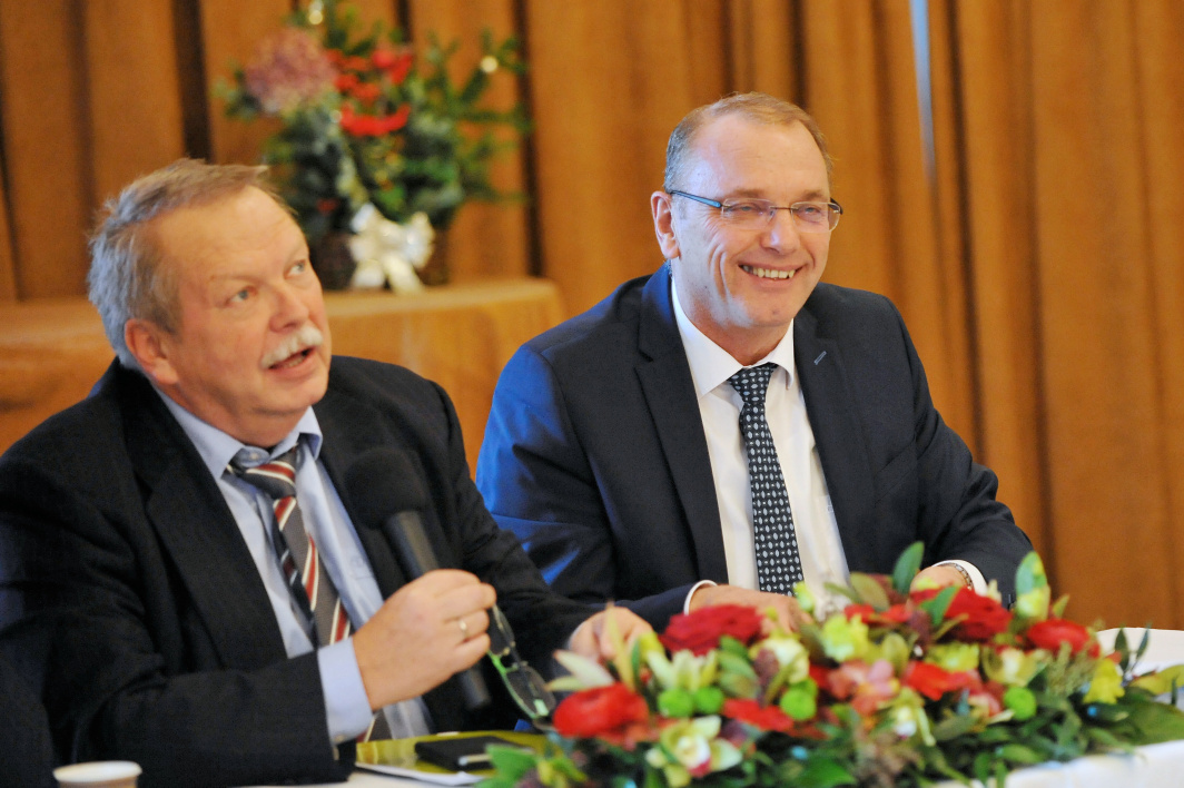 Takmer hamletovsk� ot�zka : viac solid�rnosti, alebo viac z�sluhovosti v starobn�ch d�chodkoch....?  Z poh�adov gener�lneho riadite�a Soci�lnej pois�ovne �. V�neho a P. Kasalovsk�ho sa d� uh�dnu� ich postoj.