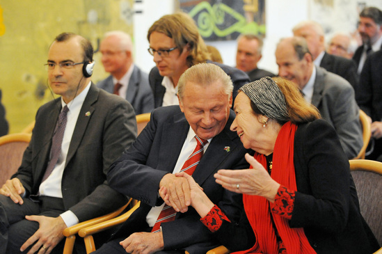 V prest�vke ve�vyslanky�a �� L. Klausov� a exprezident SR R. Schuster