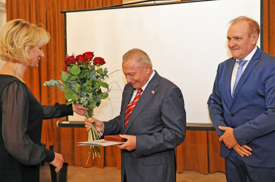 Exprezident R. Schuster a ako desiaty lauret Mierovej ceny zo Slovenska 2015 za rok 2017 prijma od I. oovej gratulanch 7 ervench ru
