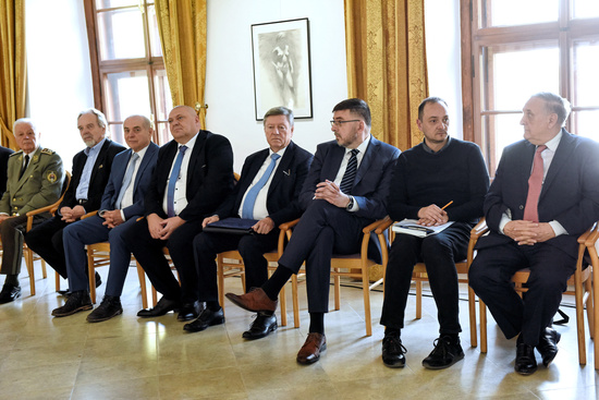 Tretí zľava J. Božik, primátor Partizánskeho a predseda ZMOS, vedľa neho bývalý
Minister vlády SR P. Prokopovič a generálny riaditeľ najlepšej slovenskej nemocnice
P. Rusnák