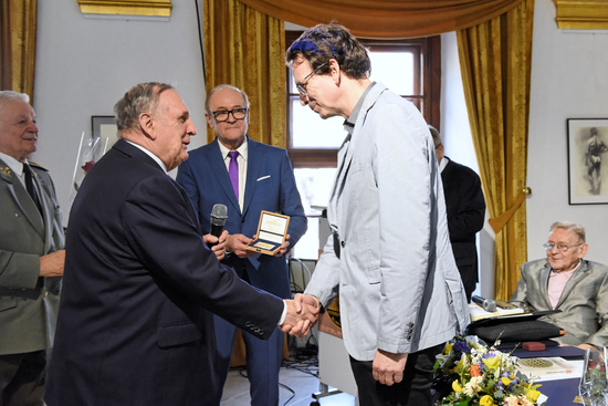 Tridsiatymprvým laureátom Mierovej ceny zo Slovenska 2015 sa stal prof. P. Drulák
Blahoželajú mu genmjr. S. Naďovič, J. Gabriel a P. Mihók, v pozadí výnimočná osobnosť
svetovej vedy prof. A. Fojtík
