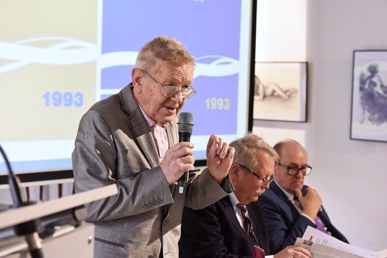 Legenda svetovej vedy prof. A. Fojtík počas hodinového expozé
na tému