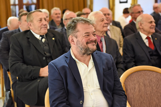 Peter Jank patr k svetovej klenotnckej a dizajnerskej  pike krtko pred fanframi na jeho poes

a prijatm Zlathio biatca - pocty jeho tvorbe, remeslu a reniu dobrho mena SR vo svete