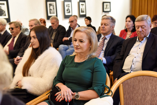Zlat biatec plk. JUDr. M. Pilipa, ktor mal neodkladn povinnosti, prevzala jeho manelka Jana a v sle bola aj jeho dcra Diana