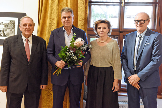 Mu s kyticou je Ing. V. Kestler, PhD, ktor sa stal vazom ankety Zlat biatec, zaloenej v roku 1993. Zlat biatec s poradovm slom 299 prevzal od prominentov zdruenia P. Mihka, T. Lovkovej a J. Gabriela