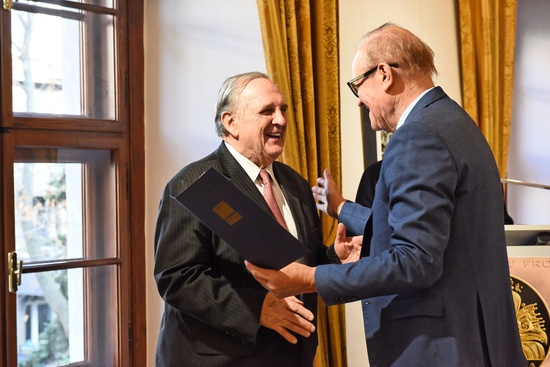 Peter Mihk sa stal  u tradinm vazom ostrosledovanej ankety Najsympatickejia osobnos slovenskej politiky

a spolonosti. Certifikt  vaza 10. ronka mu odovzdva predseda vboru zdruenia J. Gabriel.
