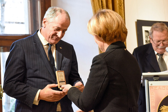 Prof. R. Prymula si prevzal Mierov cenu zo Slovenska 2015 za rok 2024 od MUDr. E. Prokopovej