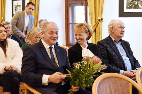 Prof. R. Prymula krtko po fanfrach na jeho poes a so vzcnou medailou laureta