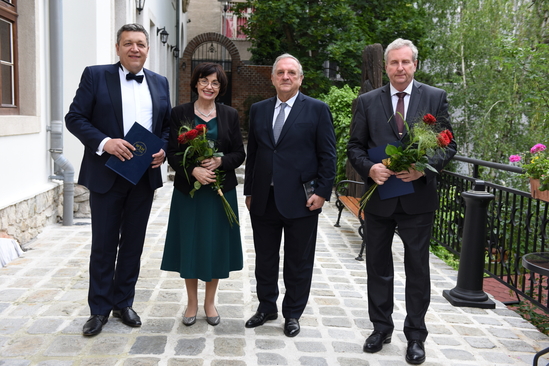 Na terase Pálffyho paláca bez rúšok a na čerstvom vzduchu : zľava laureát Zlatého biatca 2019 MUDr. Ivan Vulev, PhD, laureátka Zlatého biatca 2019 MUDr. Elena Žigová, pätnásty laureát a štvrtý zo SR Mierovej ceny zo Slovenska 2015 predseda SOPK Peter Mihók a poverený zastupovaním Stavebnej sporiteľne Ing. Miloš Blanárik