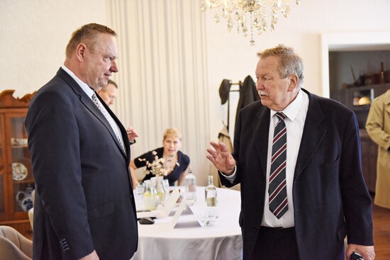 Predsedajúci P. Kasalovský s nominovaným na Zlatý biatec F. Bednaříkom z Českej republiky.