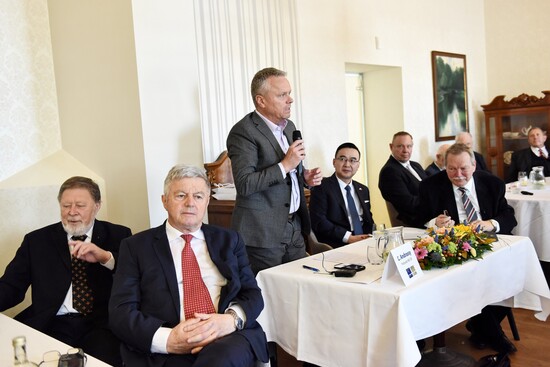 Predseda NKÚ SR Ľ. Andrassy sa prihovára členom združenia a hosťom